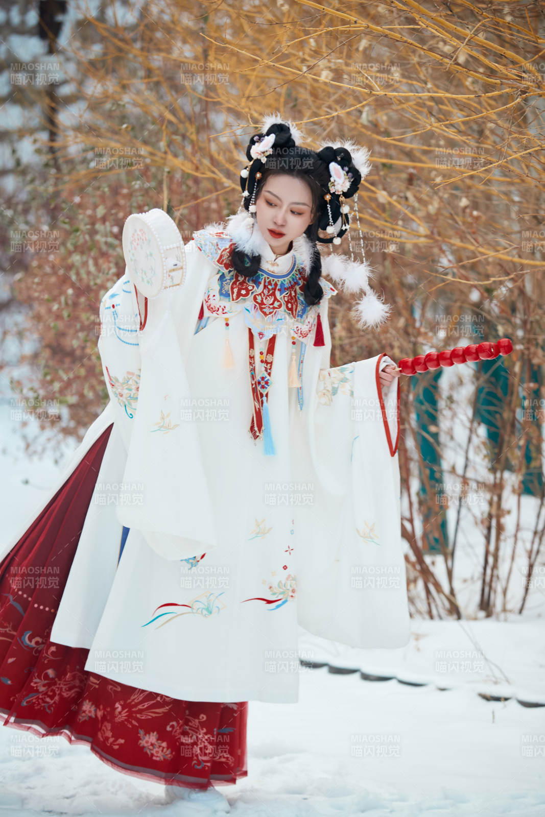 大雪后户外身穿明朝汉服的亚洲少女图片