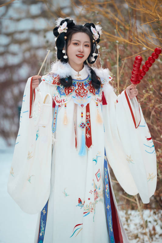 大雪后户外身穿明朝汉服的亚洲少女图片