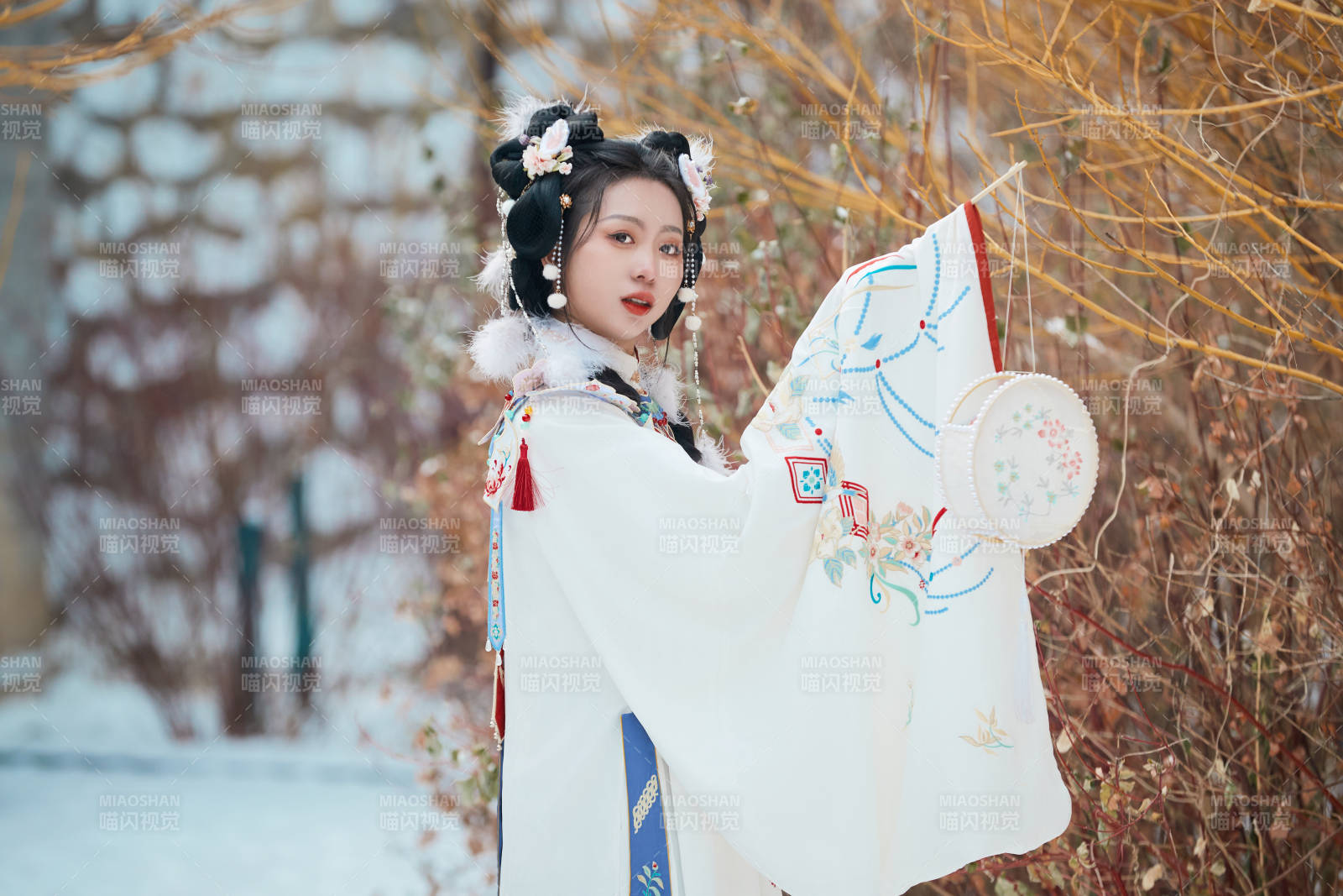 大雪后户外身穿明朝汉服的亚洲少女图片