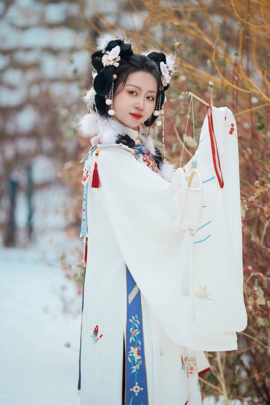 大雪后户外身穿明朝汉服的亚洲少女图片