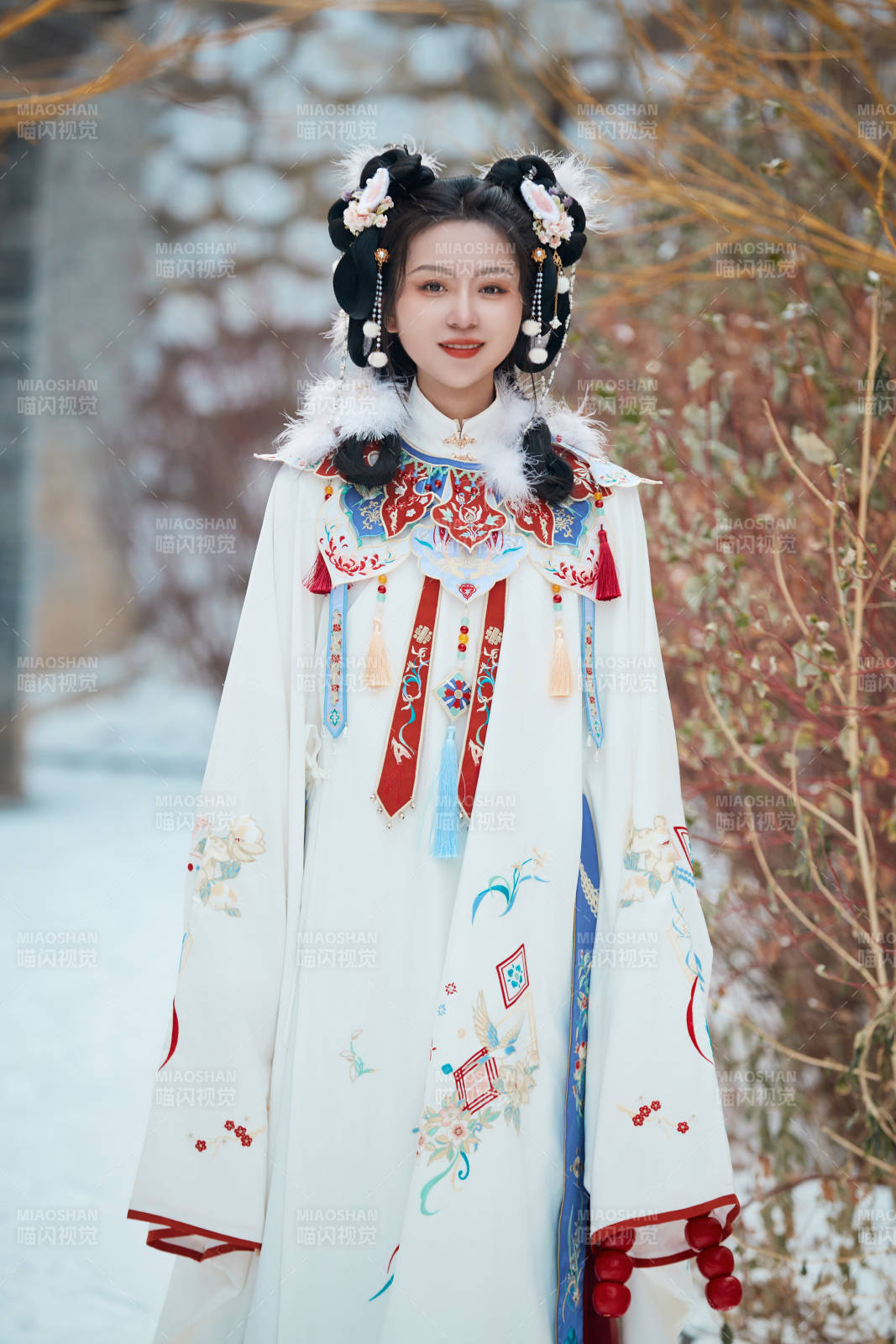 大雪后户外身穿明朝汉服的亚洲少女图片