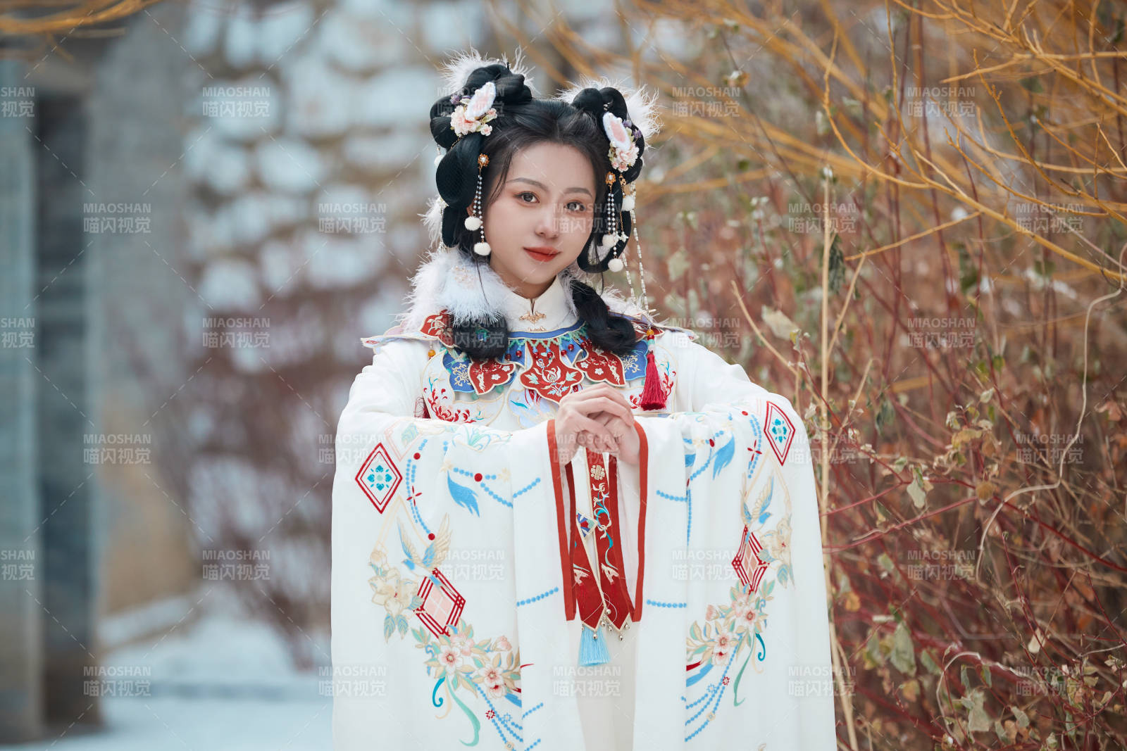 大雪后户外身穿明朝汉服的亚洲少女图片