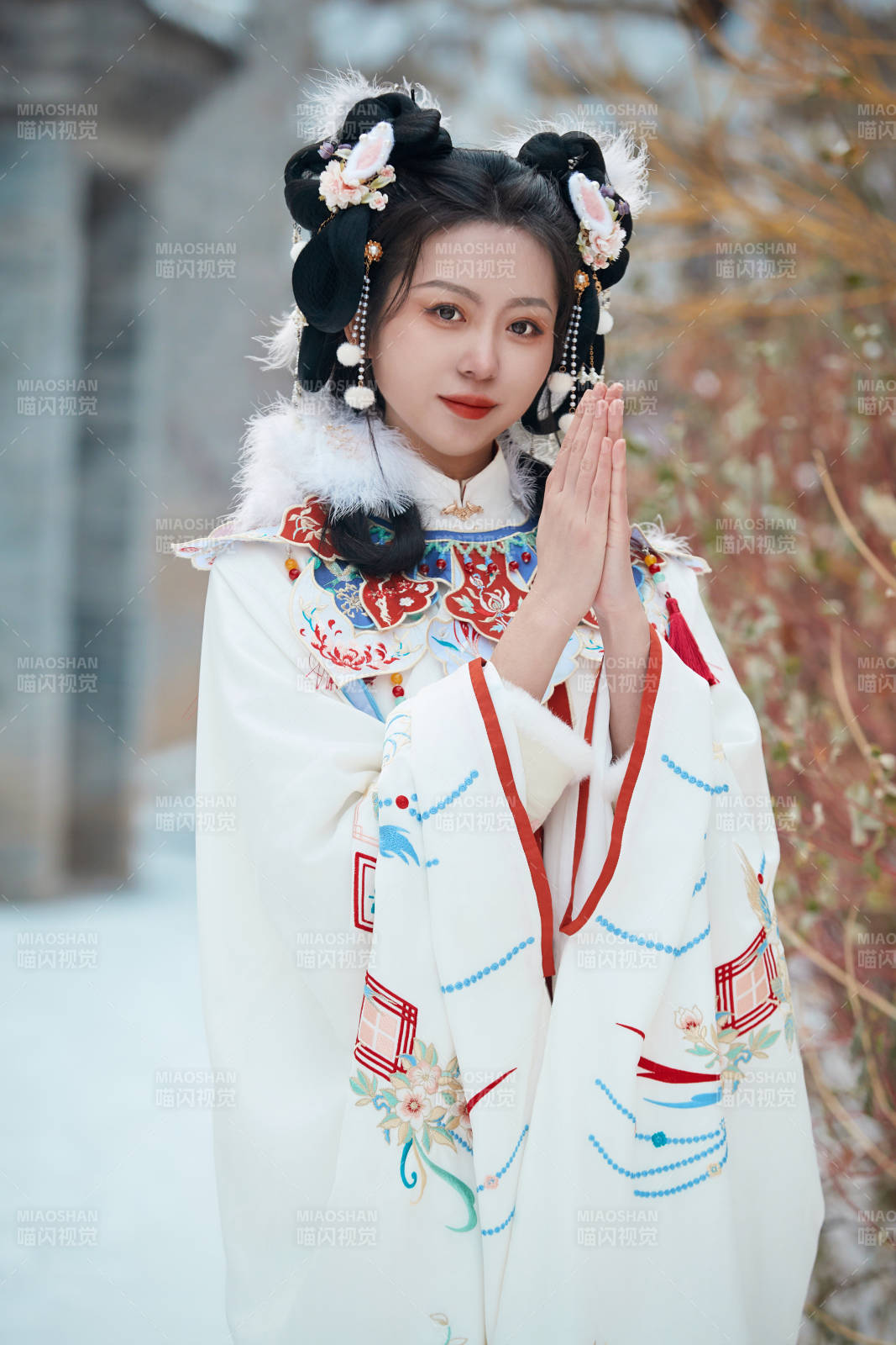 大雪后户外身穿明朝汉服的亚洲少女图片