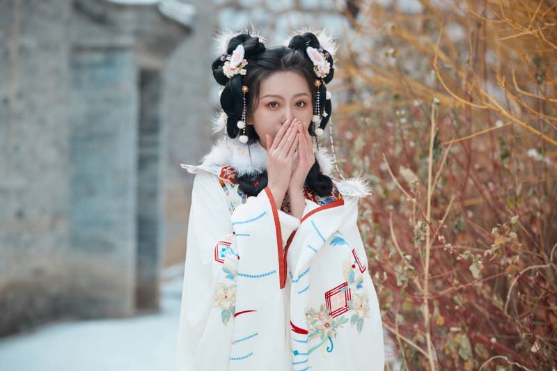 大雪后户外身穿明朝汉服的亚洲少女图片