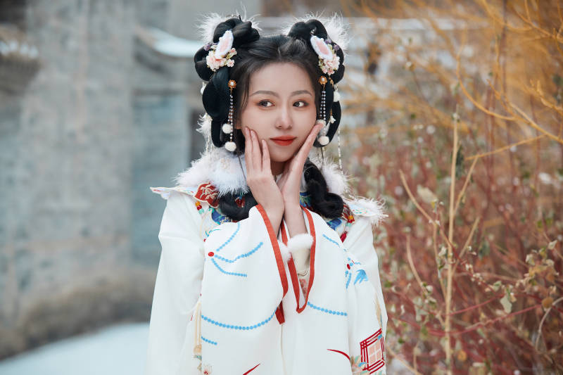 大雪后户外身穿明朝汉服的亚洲少女图片