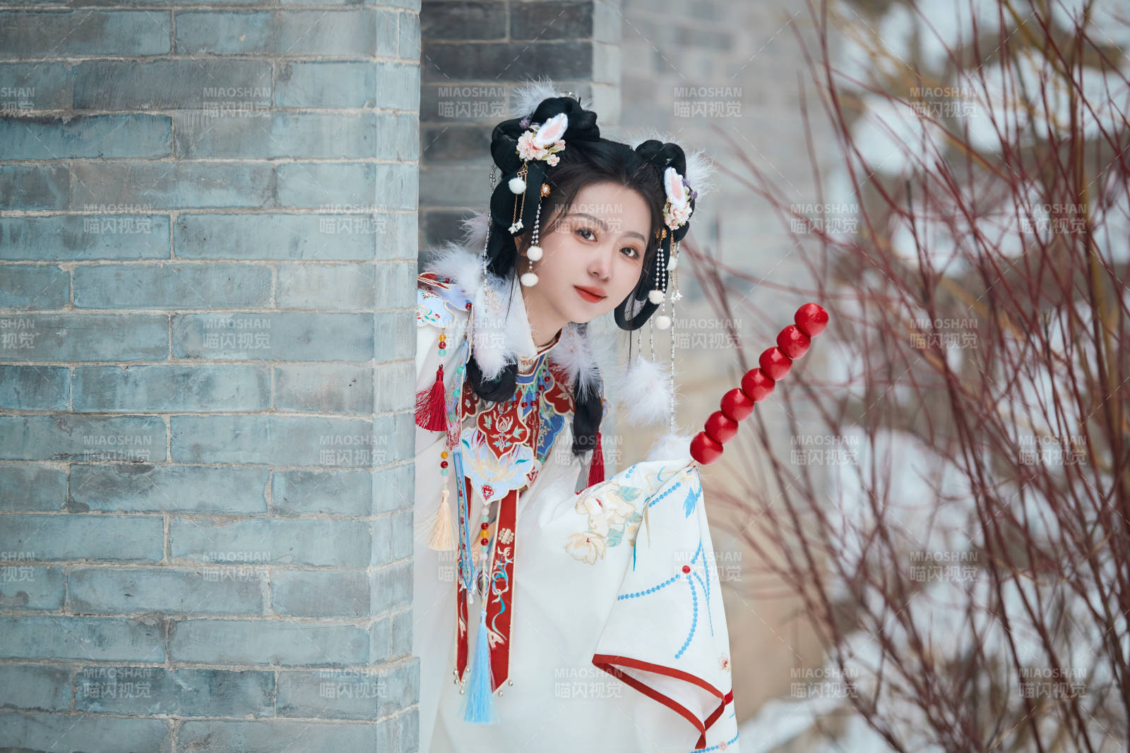 大雪后户外身穿明朝汉服的亚洲少女图片