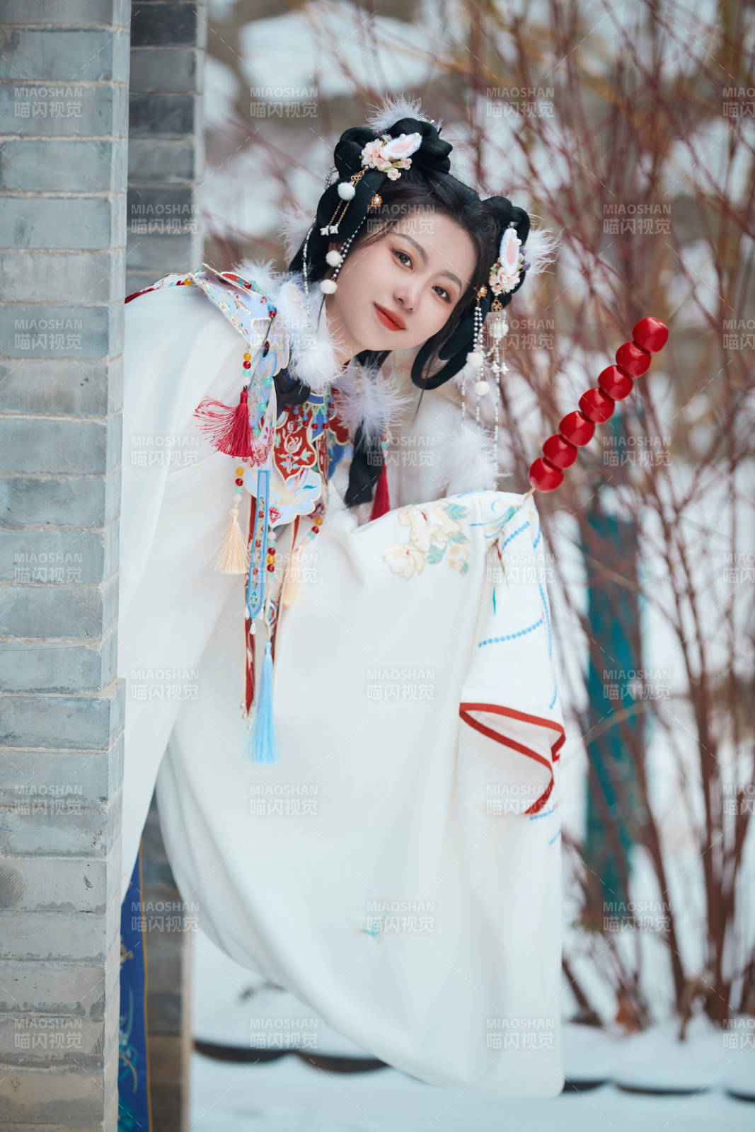 大雪后户外身穿明朝汉服的亚洲少女图片