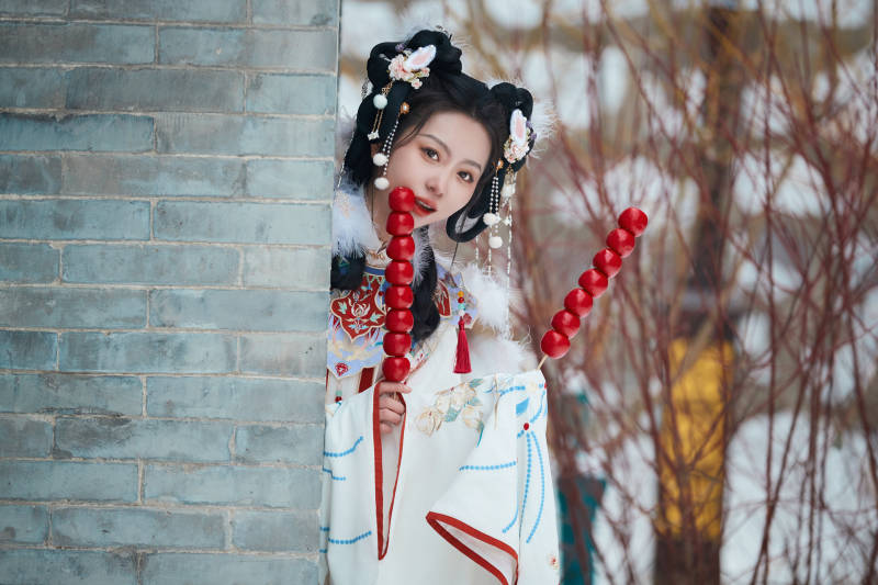 大雪后户外身穿明朝汉服的亚洲少女图片