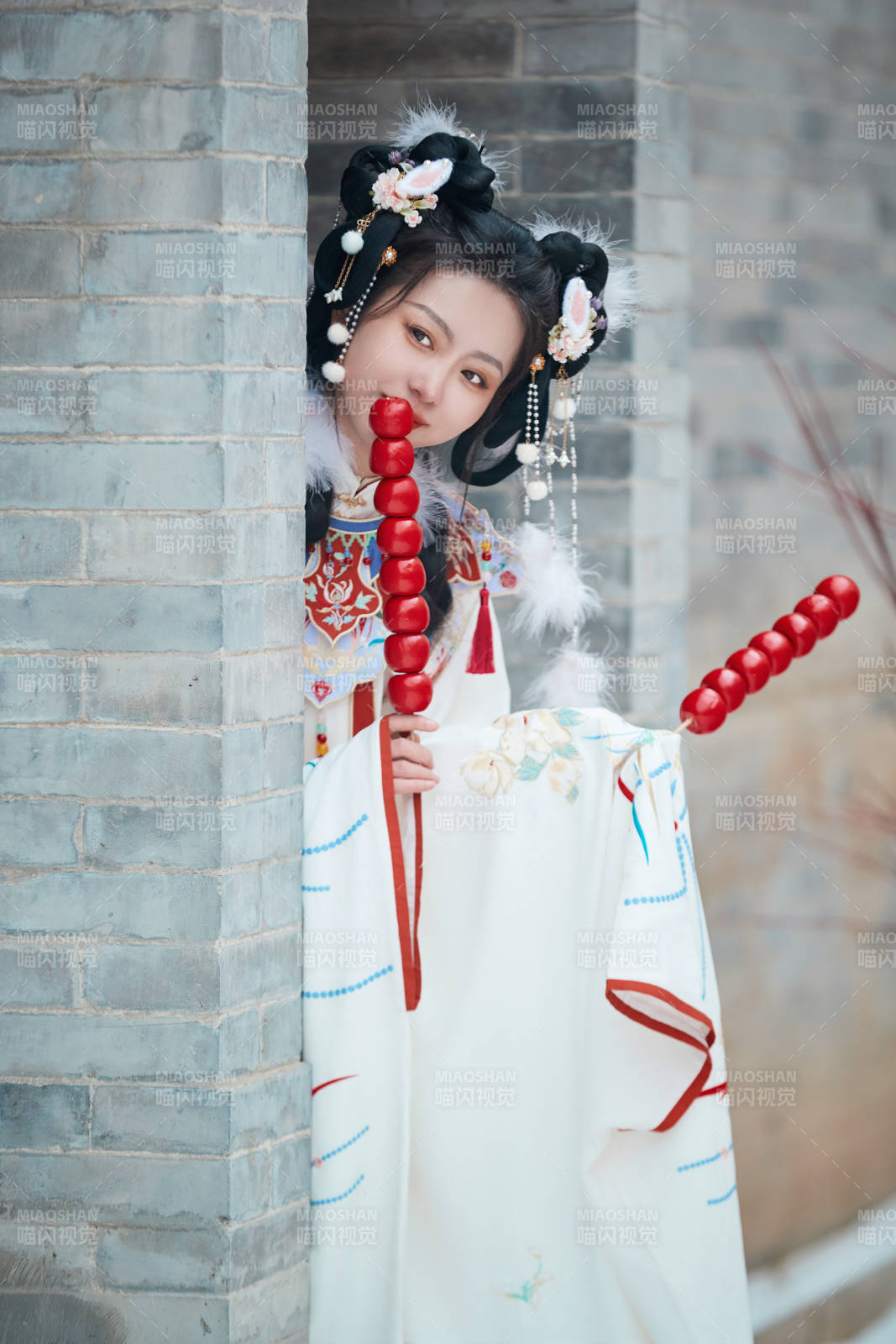 大雪后户外身穿明朝汉服的亚洲少女图片