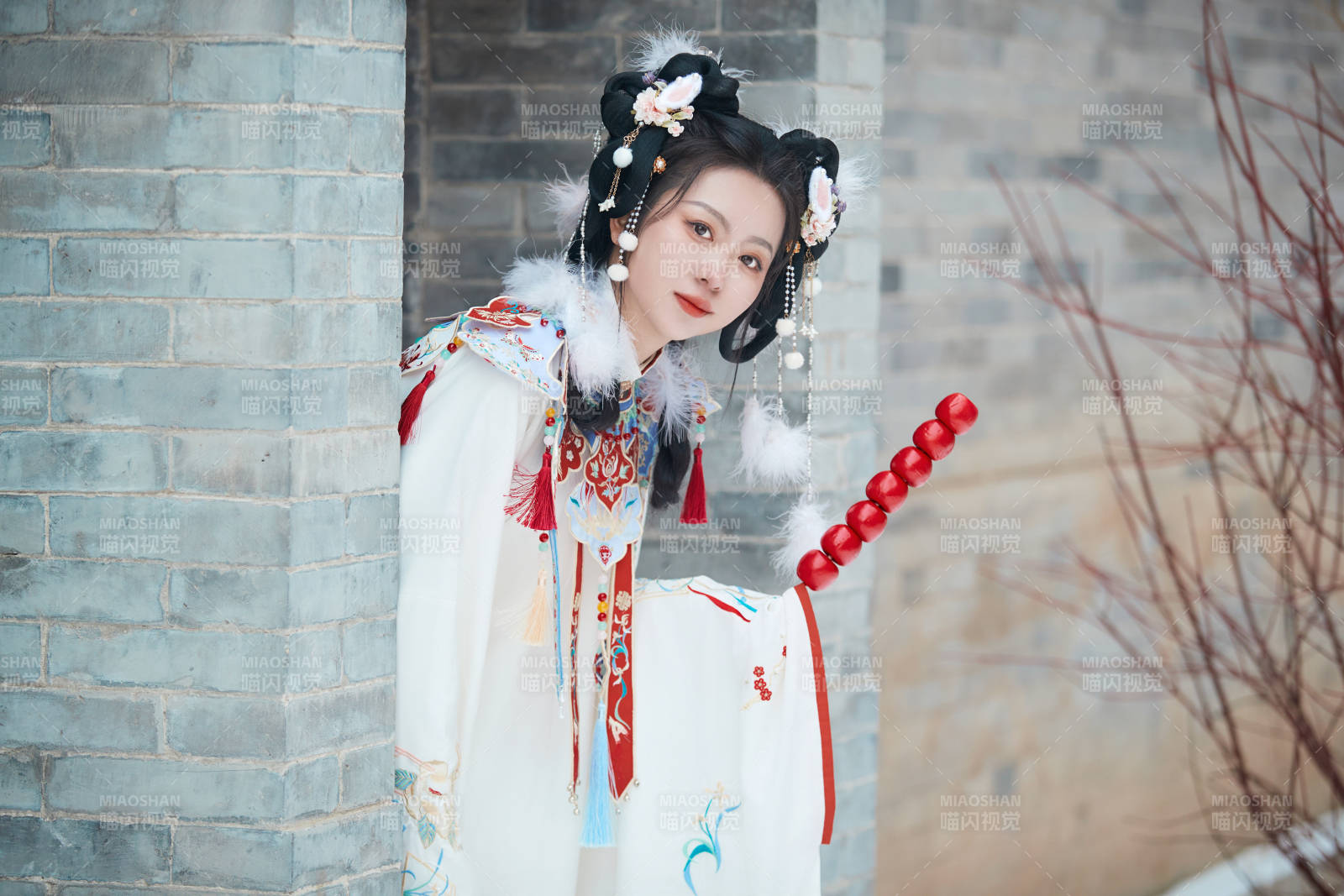大雪后户外身穿明朝汉服的亚洲少女图片