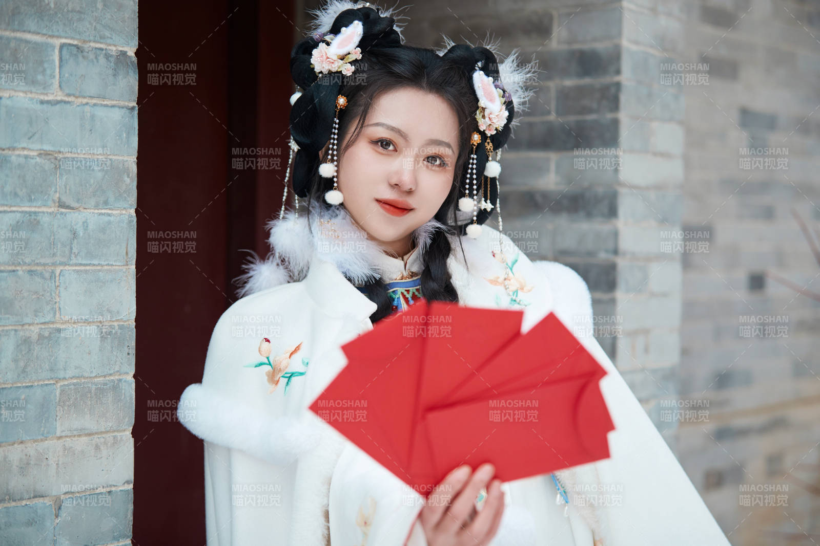 大雪后户外身穿明朝汉服的亚洲少女图片