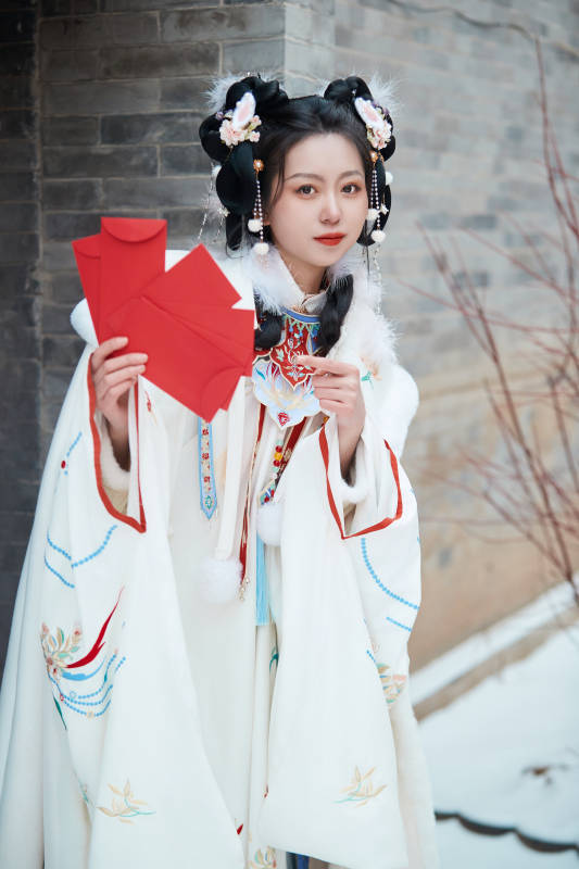 大雪后户外身穿明朝汉服的亚洲少女图片