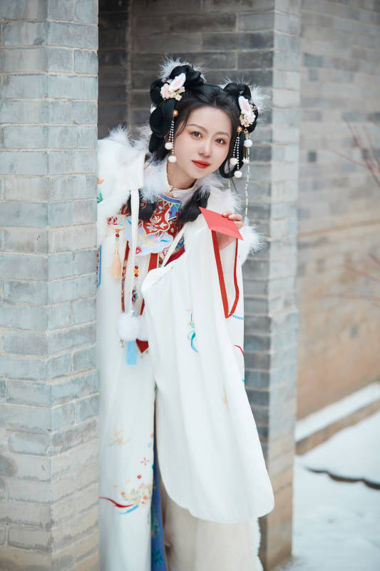 大雪后户外身穿明朝汉服的亚洲少女图片