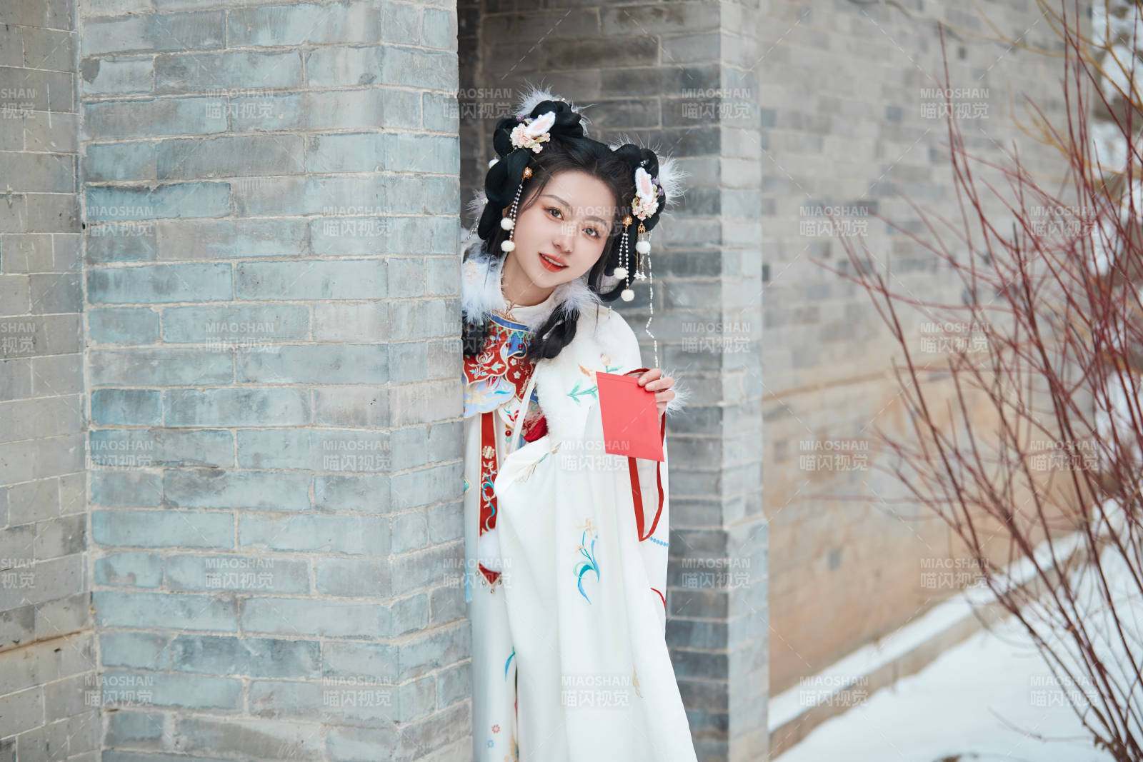 大雪后户外身穿明朝汉服的亚洲少女图片