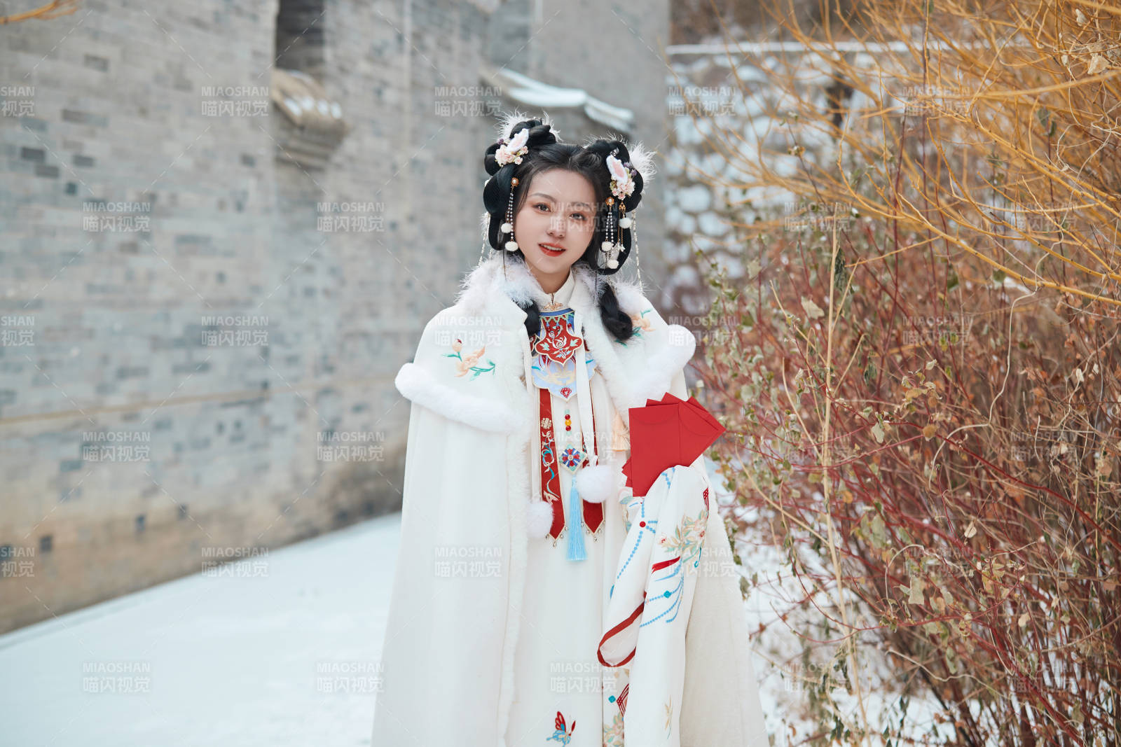 大雪后户外身穿明朝汉服的亚洲少女图片