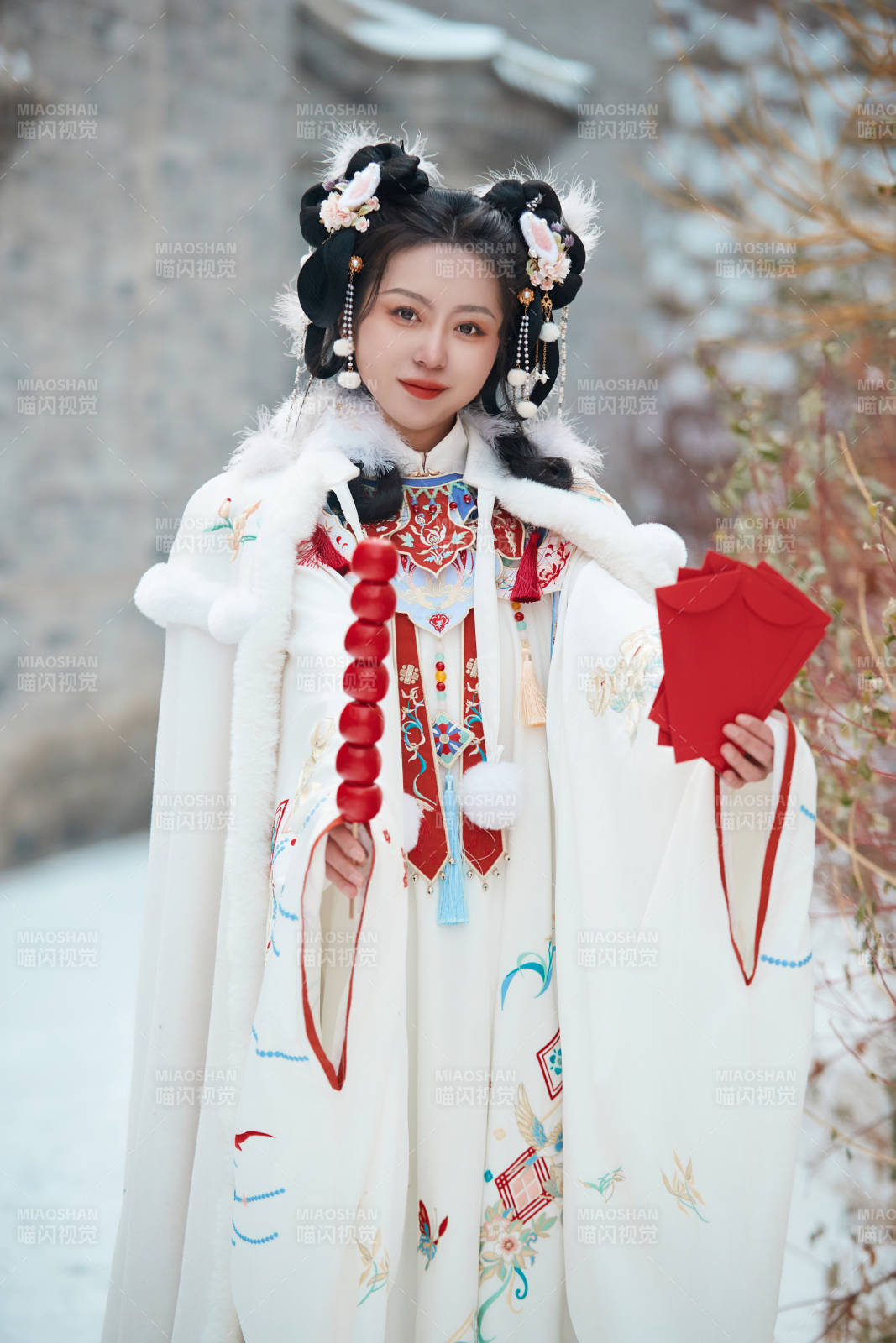 大雪后户外身穿明朝汉服的亚洲少女图片