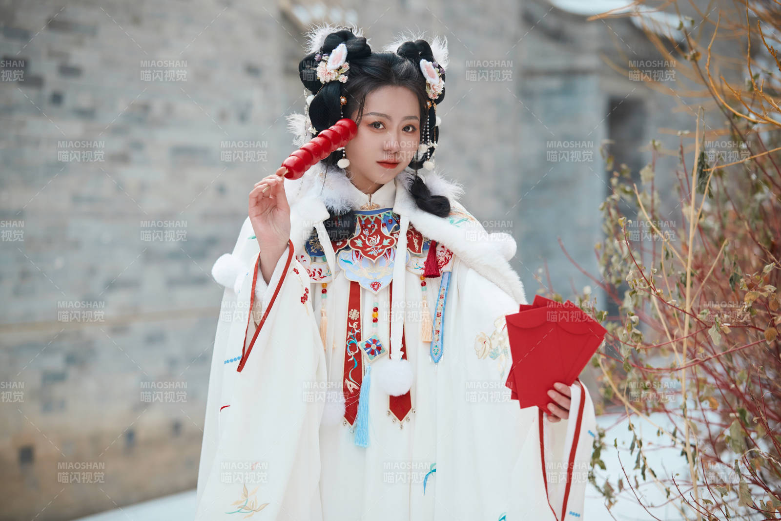 大雪后户外身穿明朝汉服的亚洲少女图片