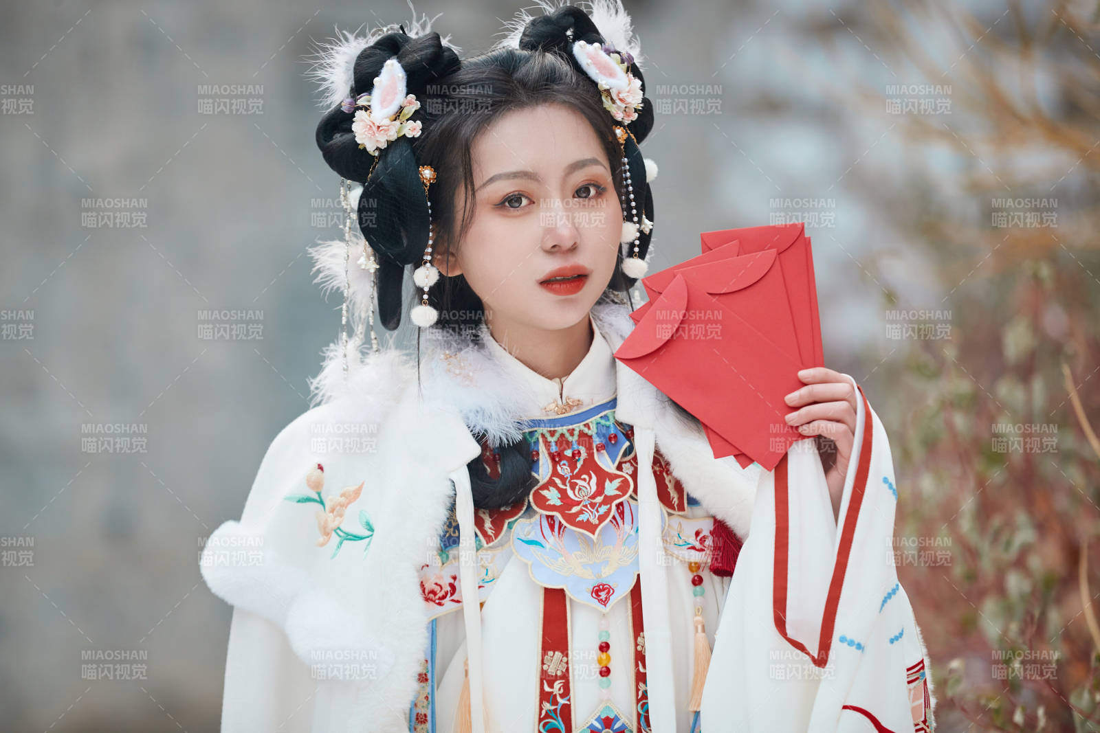 大雪后户外身穿明朝汉服的亚洲少女图片