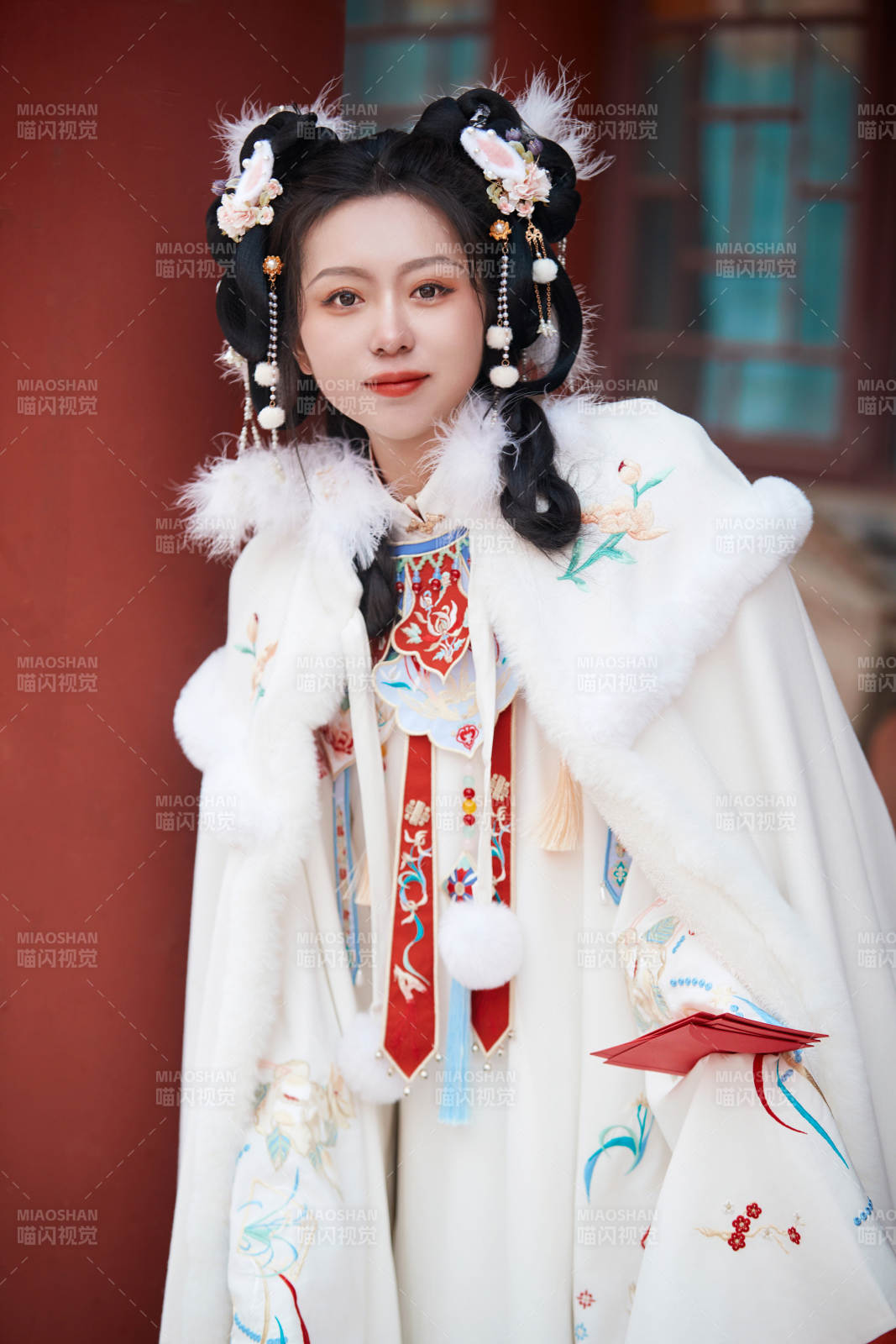 大雪后户外身穿明朝汉服的亚洲少女图片