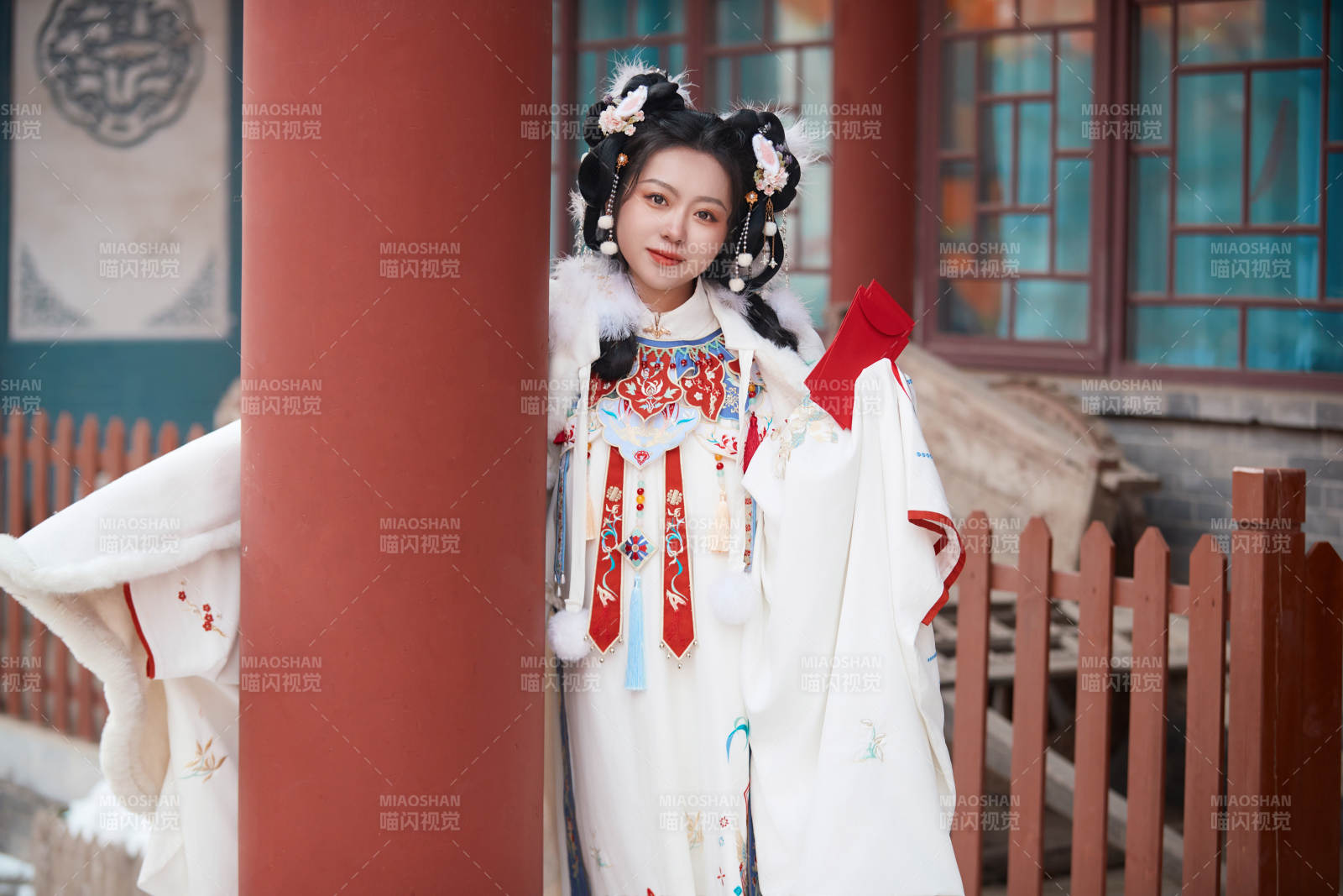 大雪后户外身穿明朝汉服的亚洲少女图片