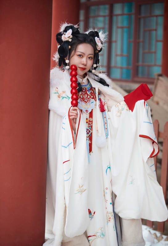 大雪后户外身穿明朝汉服的亚洲少女图片