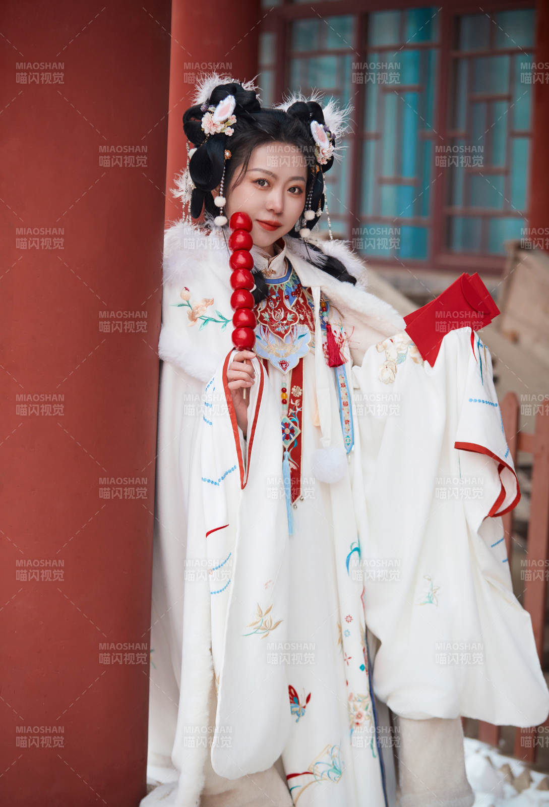 大雪后户外身穿明朝汉服的亚洲少女图片