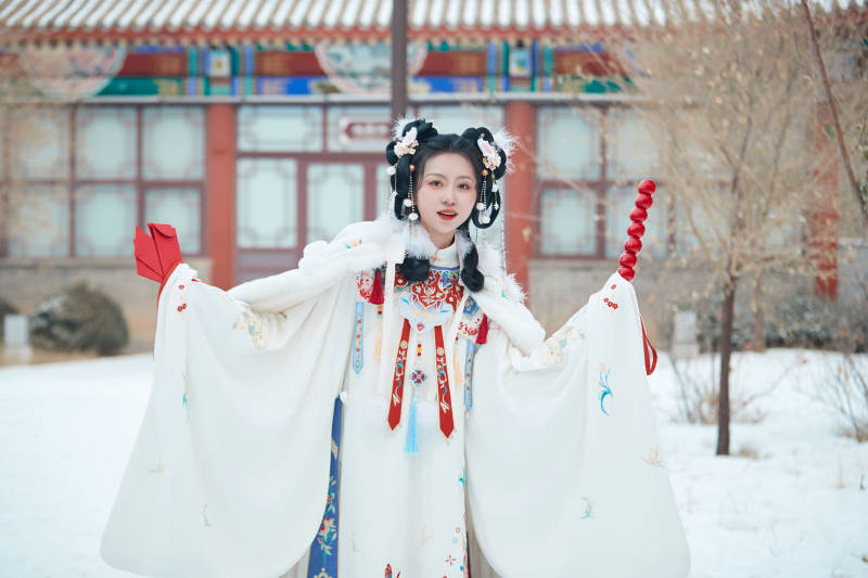 大雪后户外身穿明朝汉服的亚洲少女图片