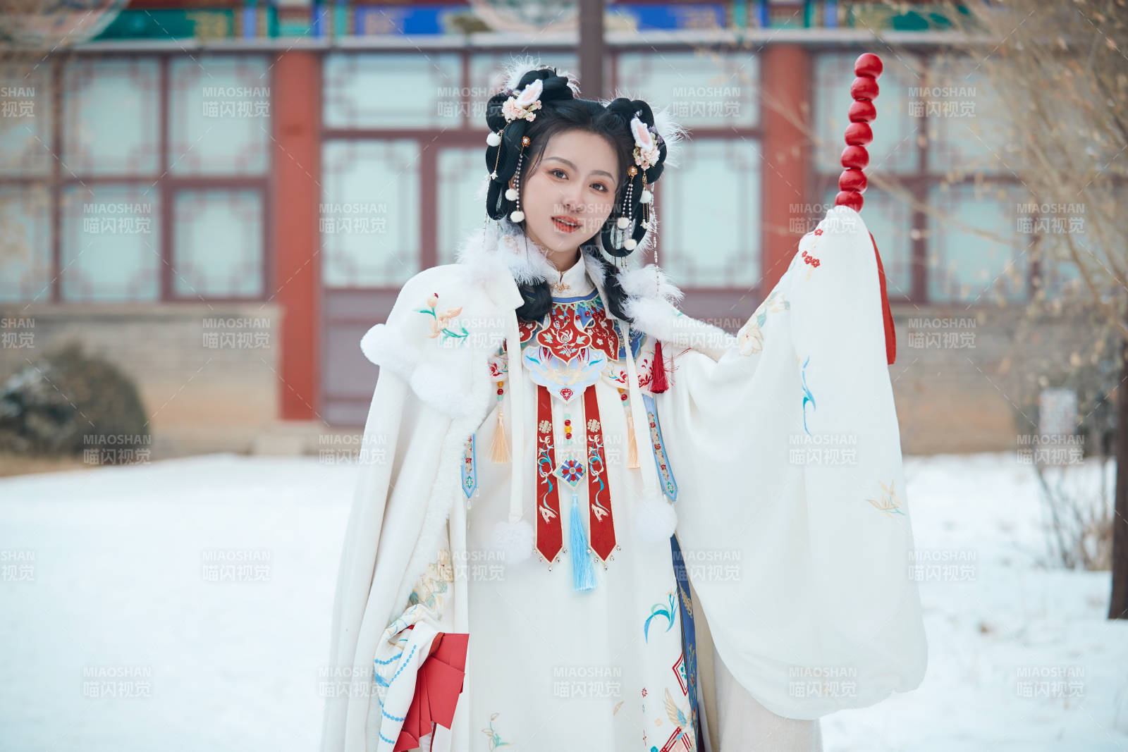大雪后户外身穿明朝汉服的亚洲少女图片