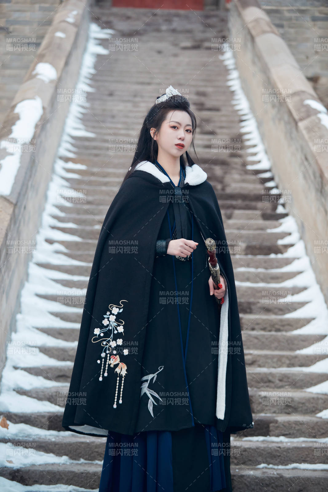 雪天古城身穿汉服扮演武侠的中国少女图片