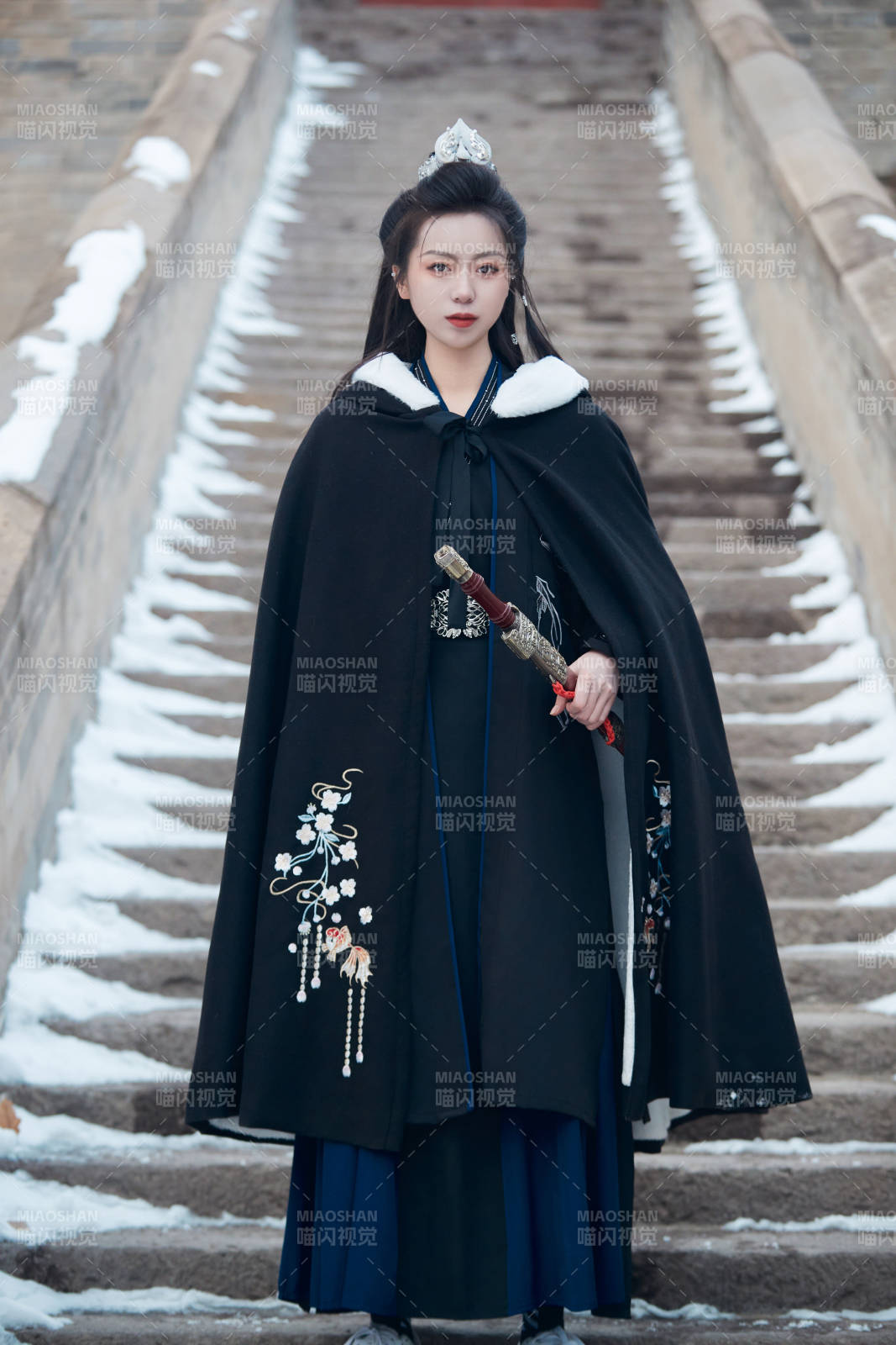 雪天古城身穿汉服扮演武侠的中国少女图片