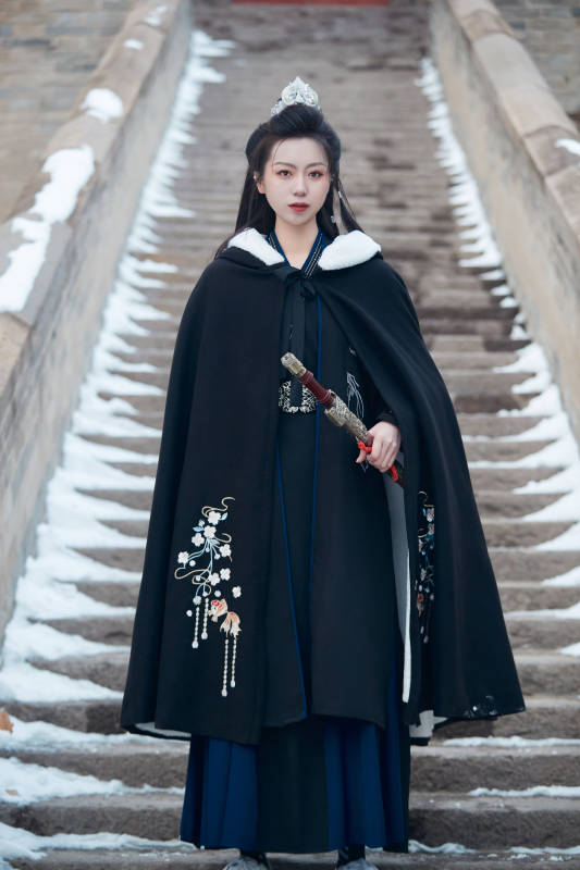 雪天古城身穿汉服扮演武侠的中国少女图片