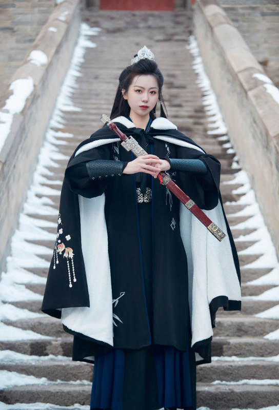 雪天古城身穿汉服扮演武侠的中国少女图片