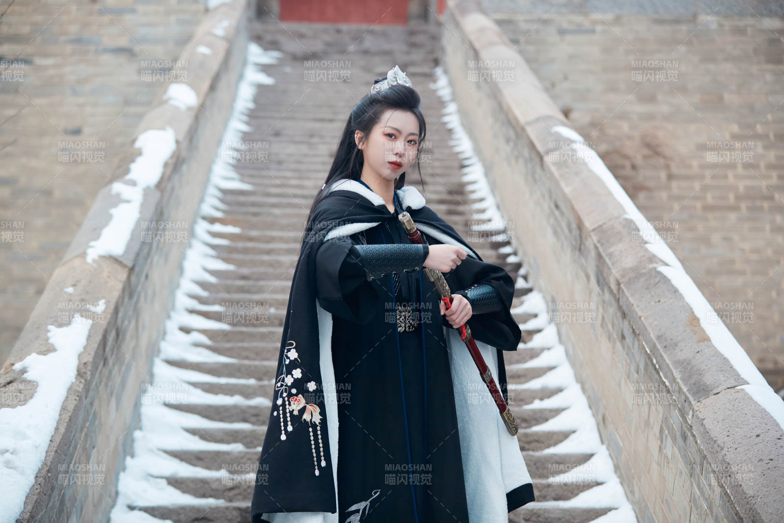 雪天古城身穿汉服扮演武侠的中国少女图片