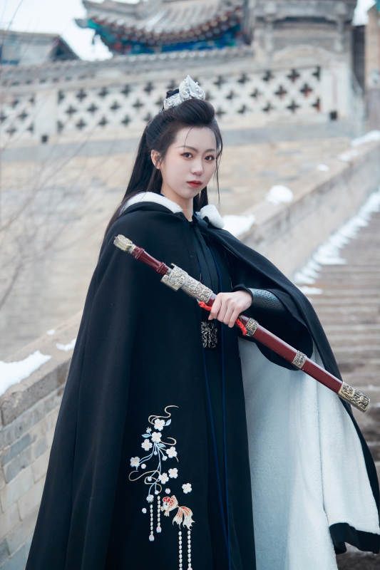 雪天古城身穿汉服扮演武侠的中国少女图片