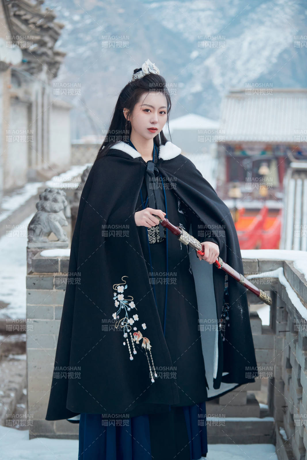 雪天古城身穿汉服扮演武侠的中国少女图片