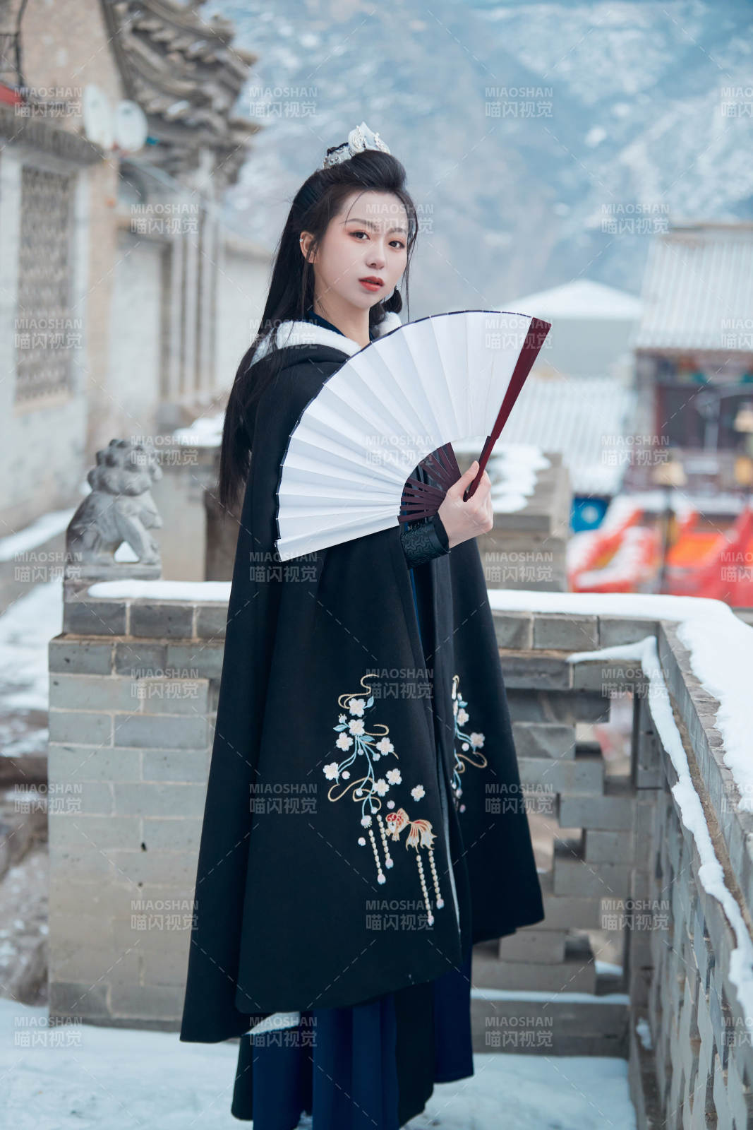 雪天古城身穿汉服扮演武侠的中国少女图片