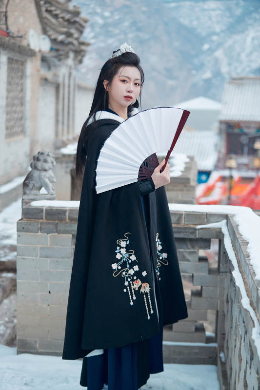 雪天古城身穿汉服扮演武侠的中国少女图片