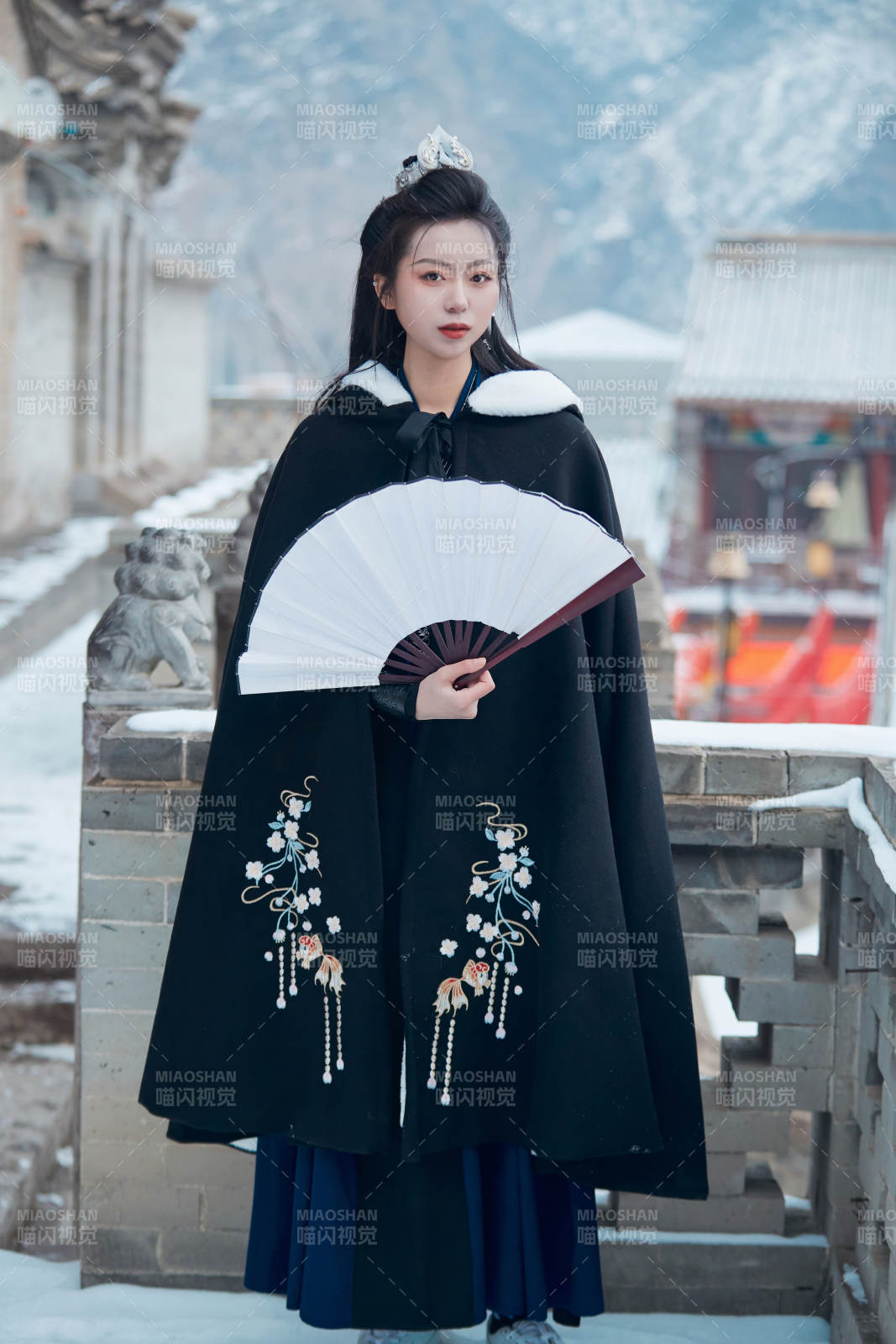 雪天古城身穿汉服扮演武侠的中国少女图片