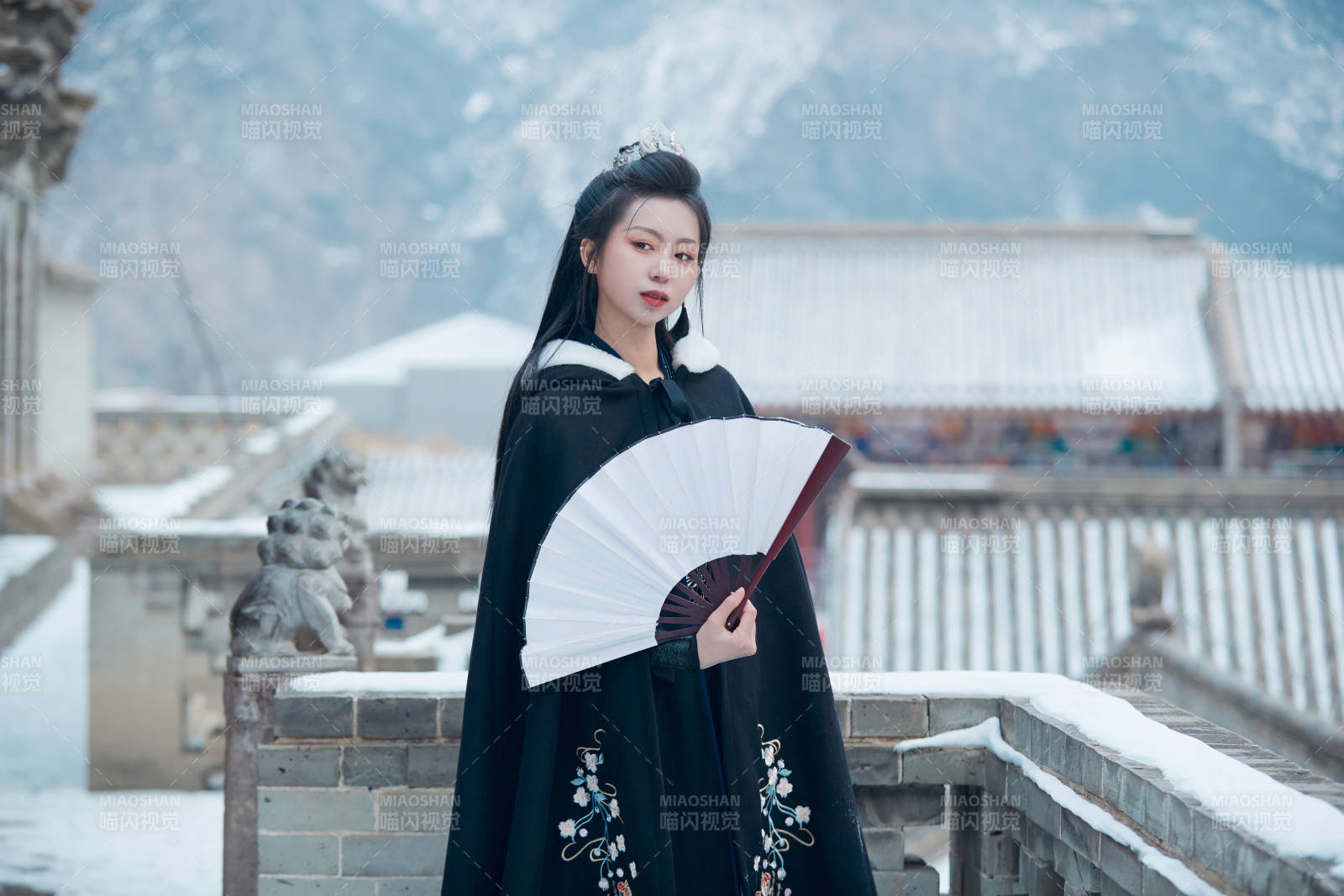 雪天古城身穿汉服扮演武侠的中国少女图片