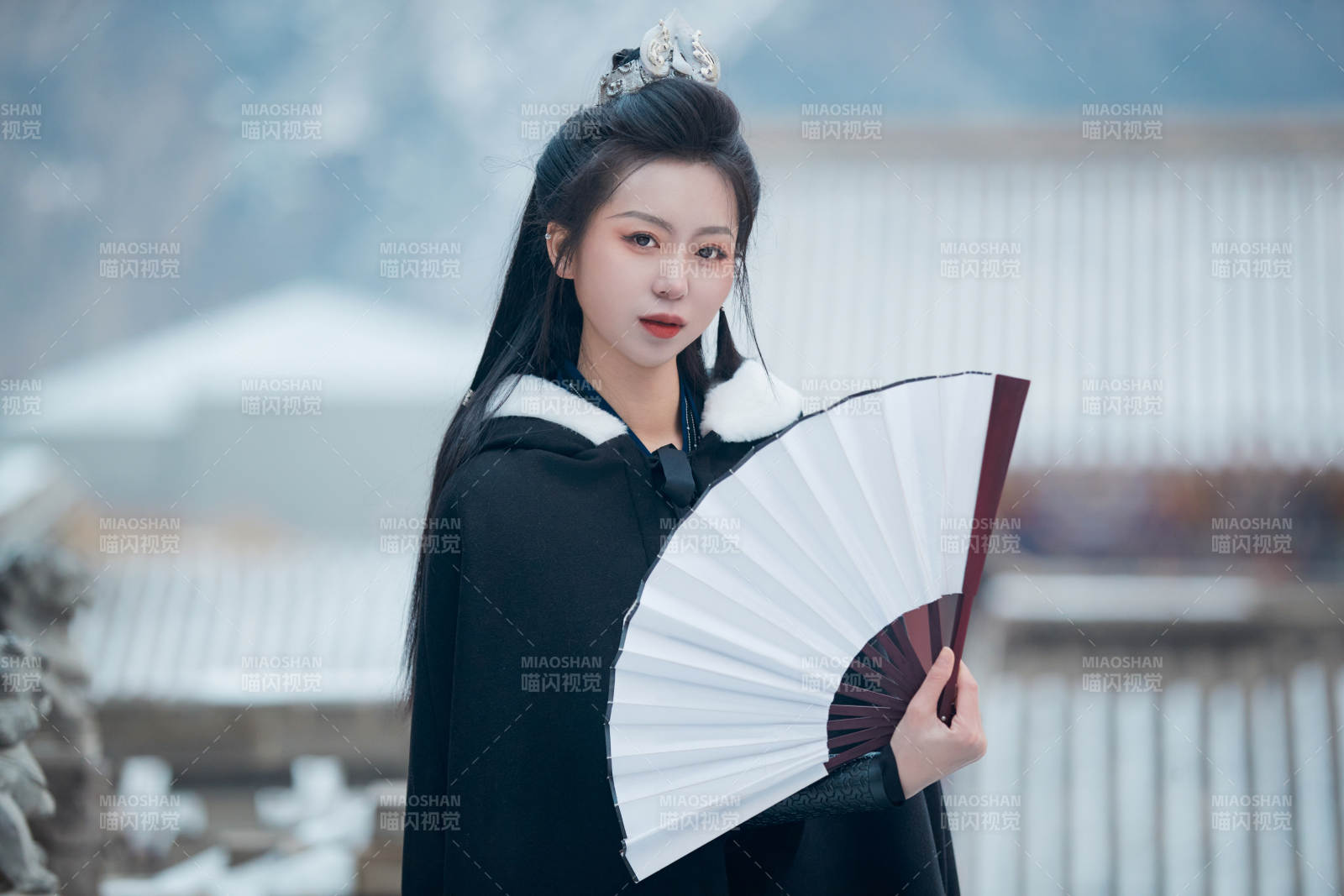 雪天古城身穿汉服扮演武侠的中国少女图片