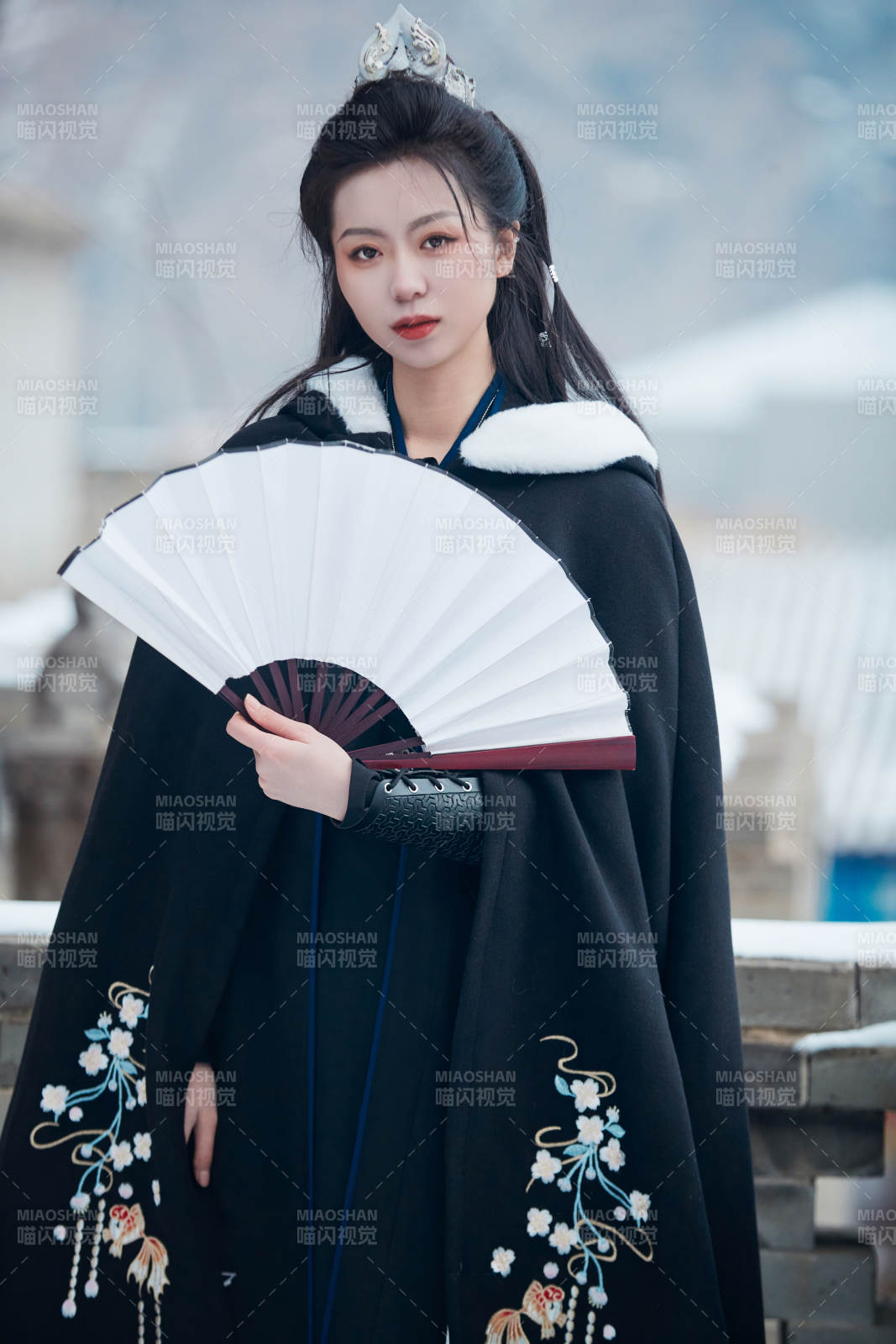 雪天古城身穿汉服扮演武侠的中国少女图片