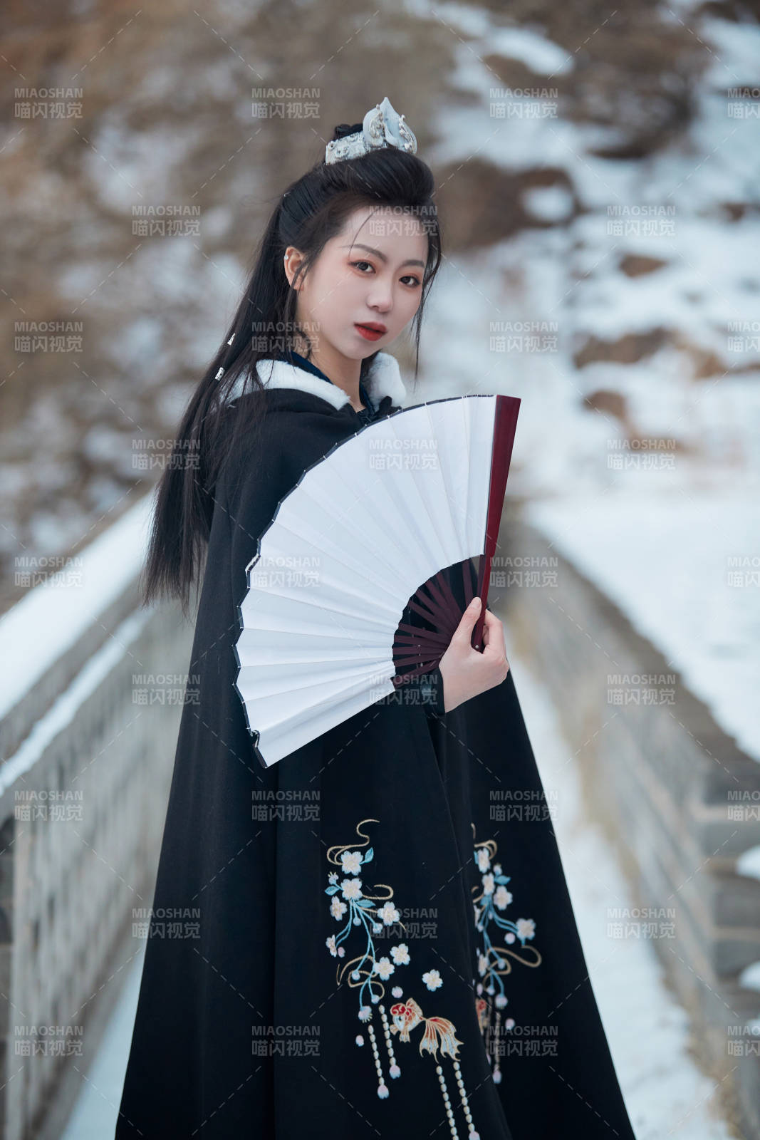 雪天古城身穿汉服扮演武侠的中国少女图片