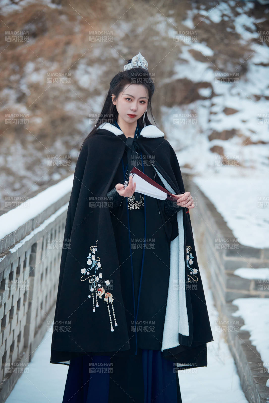 雪天古城身穿汉服扮演武侠的中国少女图片