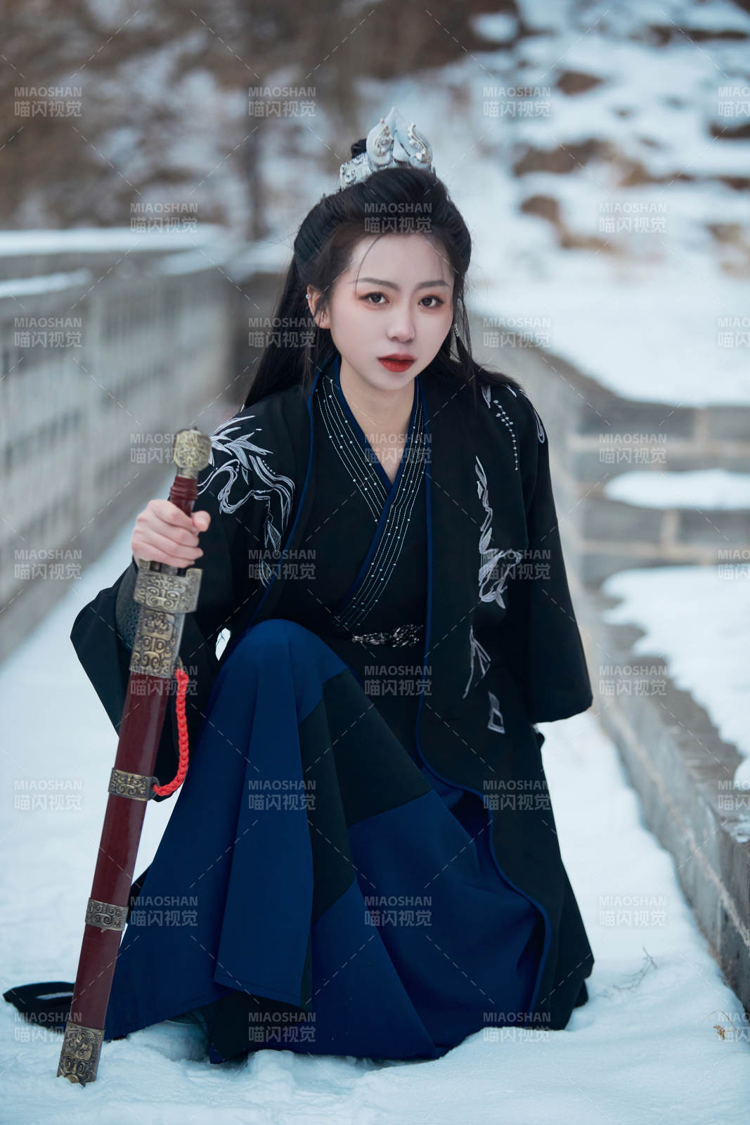 雪天古城身穿汉服扮演武侠的中国少女图片