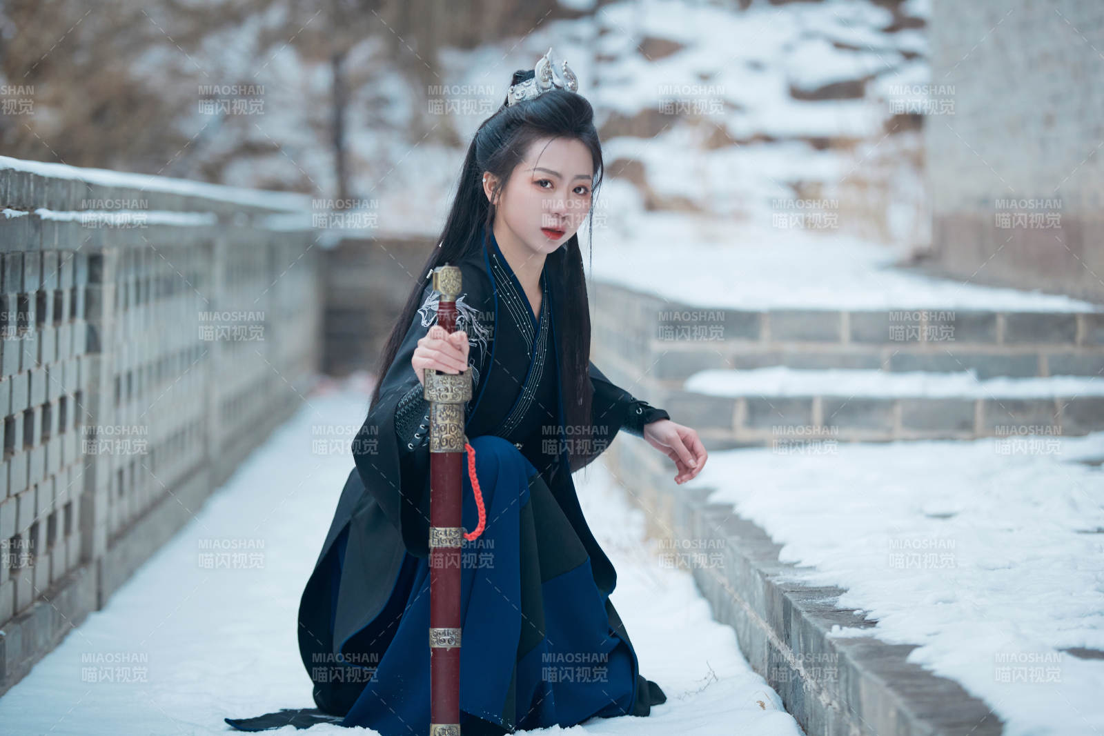 雪天古城身穿汉服扮演武侠的中国少女图片