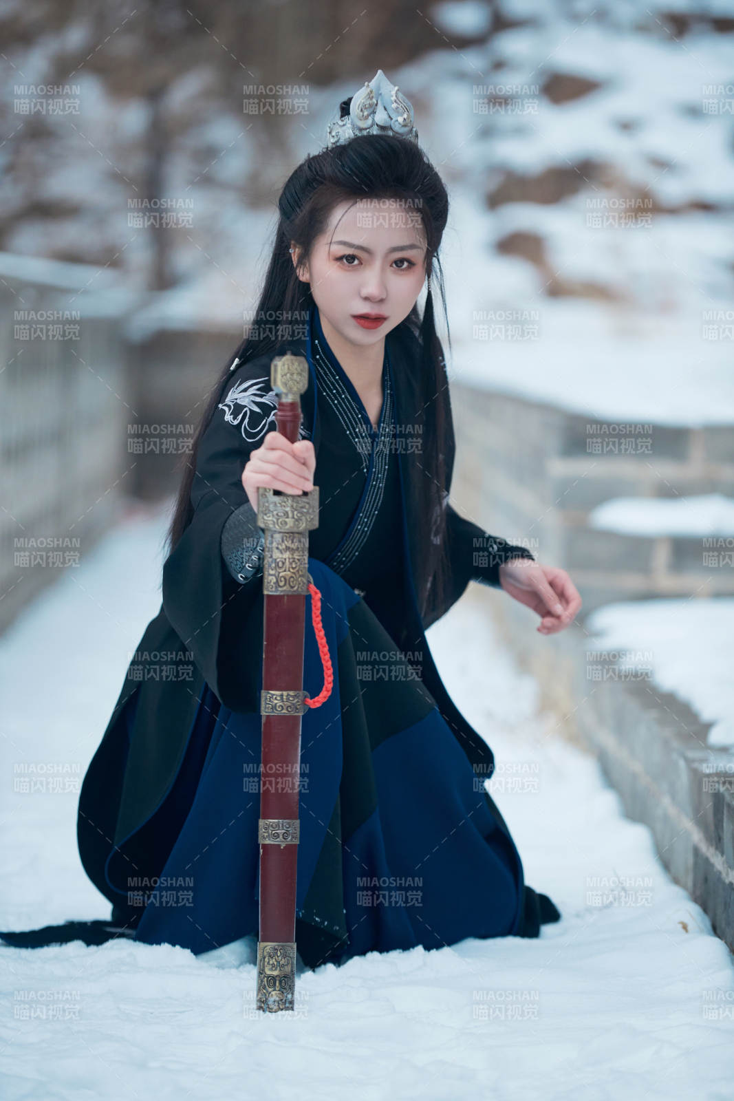 雪天古城身穿汉服扮演武侠的中国少女图片