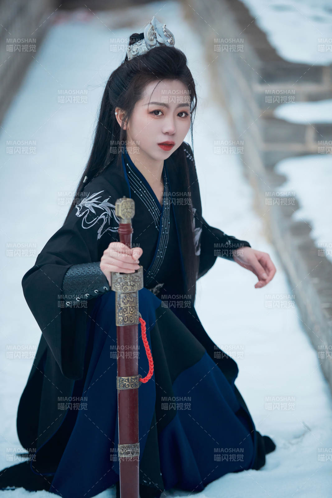 雪天古城身穿汉服扮演武侠的中国少女图片