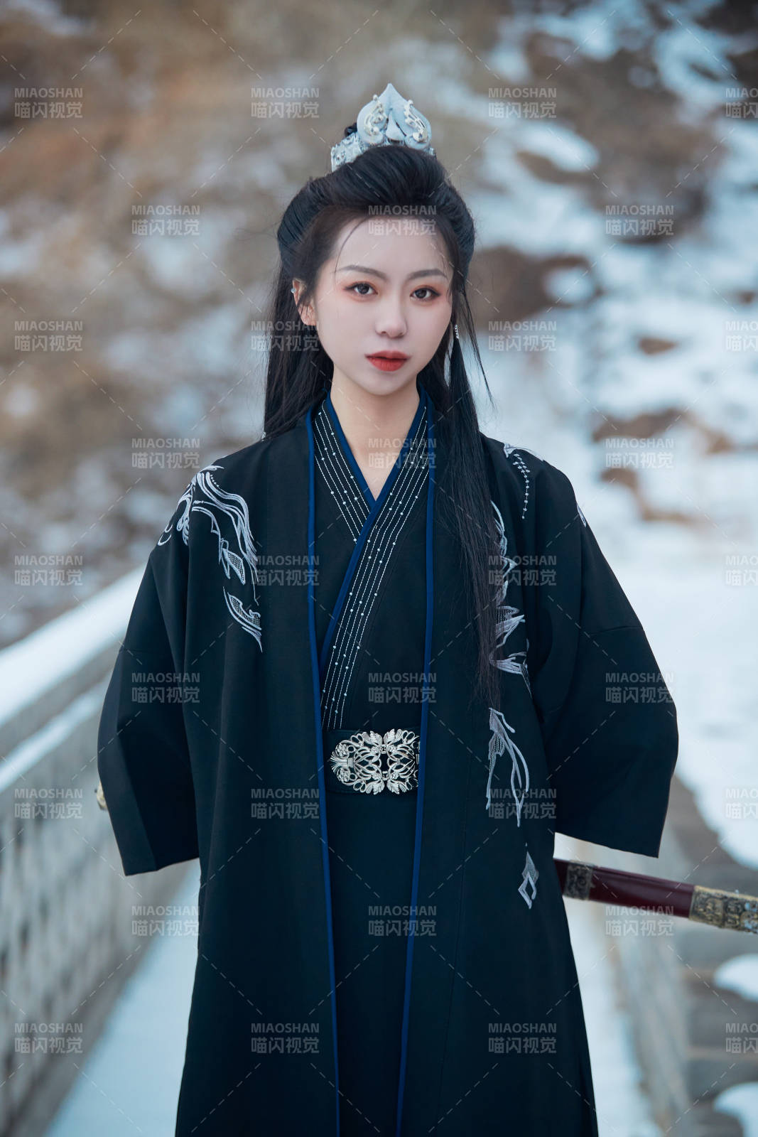 雪天古城身穿汉服扮演武侠的中国少女图片