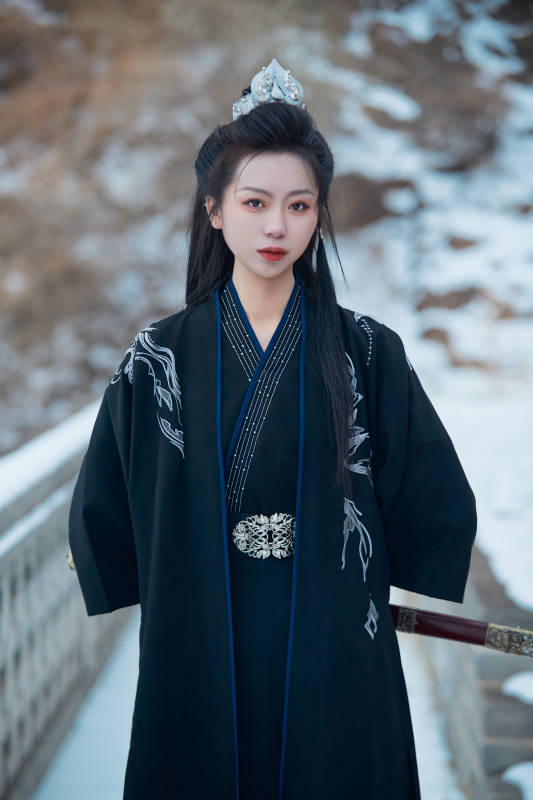 雪天古城身穿汉服扮演武侠的中国少女图片