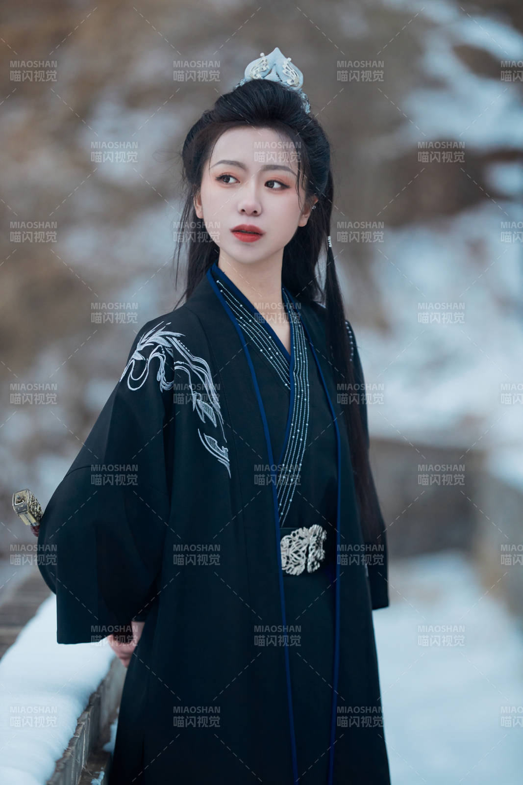 雪天古城身穿汉服扮演武侠的中国少女图片
